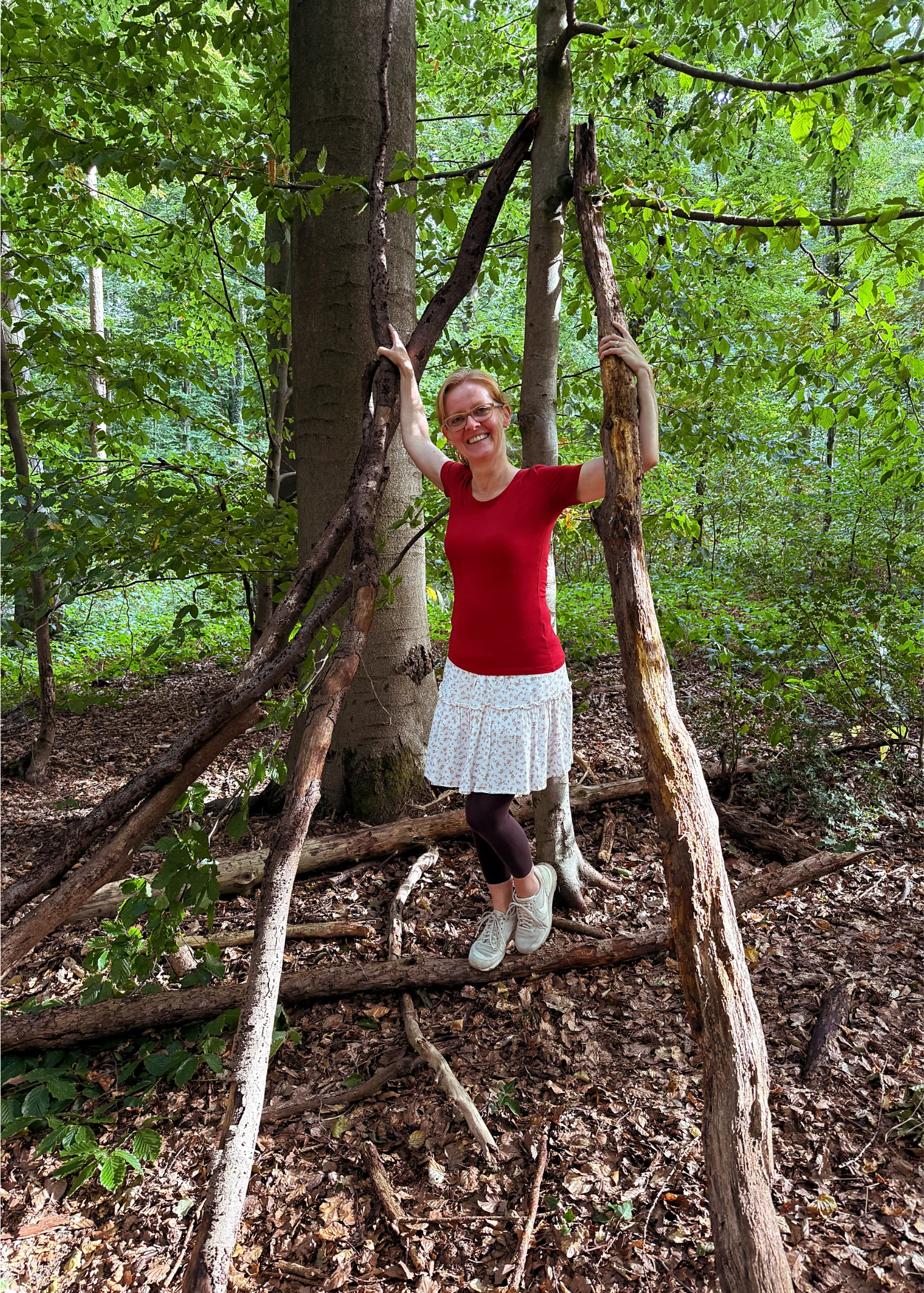 Mindset-Coach Evelin Felix balancierend im Wald