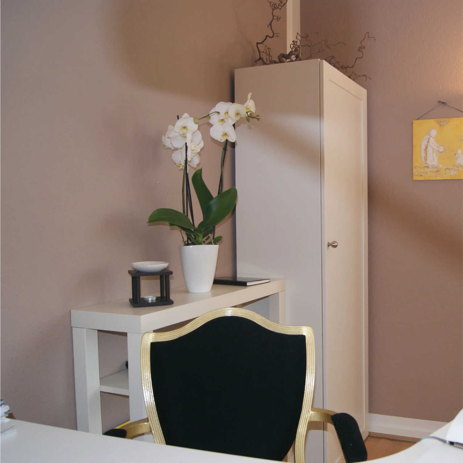 Mindset-Coach Evelin Felix balancierend im Wald