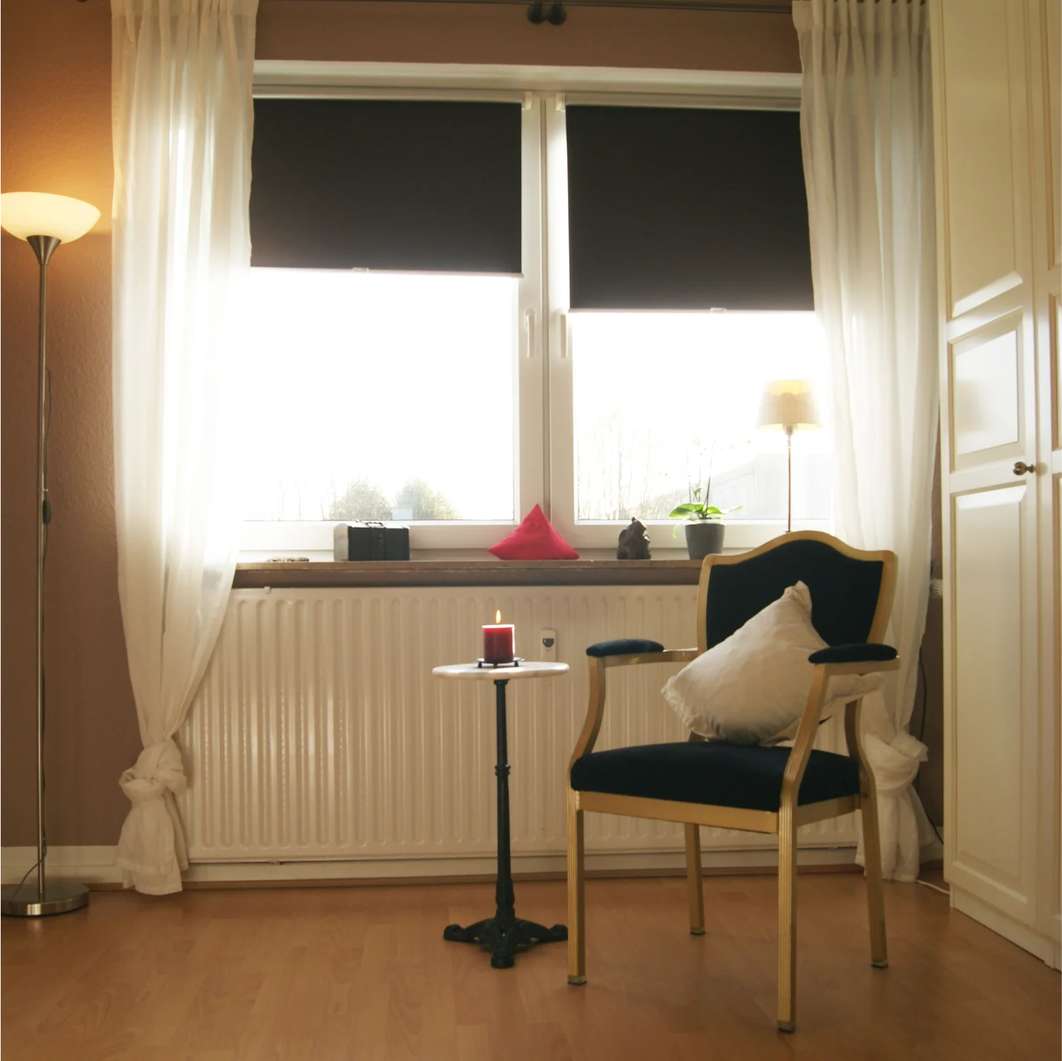 Mindset-Coach Evelin Felix balancierend im Wald